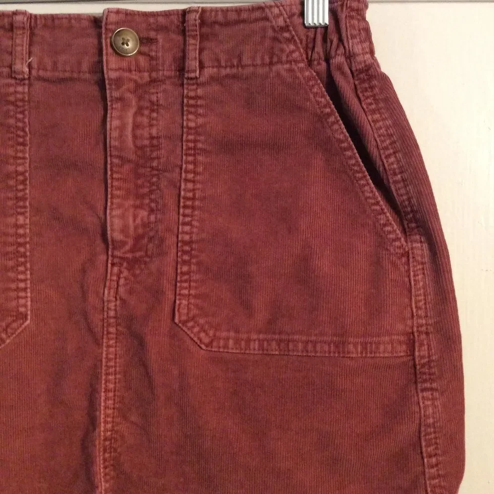 American Eagle Super stretch size 6 mini skirt corduroy look dark pink pockets